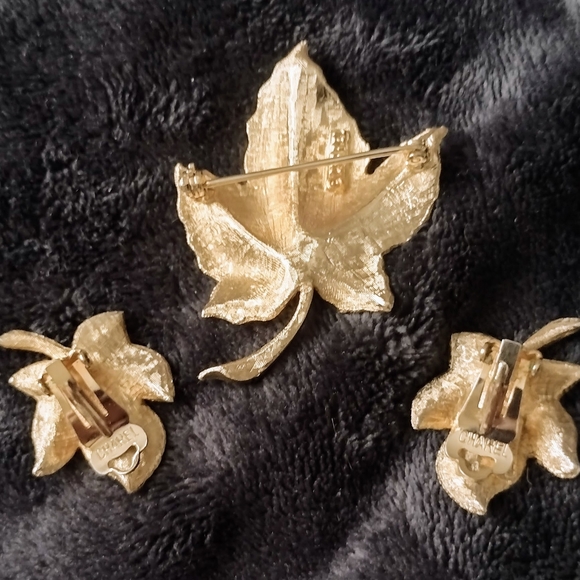 Vintage Signed "Charel" Gold Tone Beautiful Leaf Brooch and Matching Earrings - Picture 2 of 6